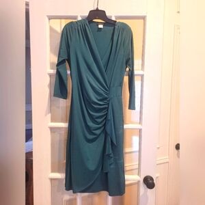 Venus green v-neck 3/4 sleeve dress